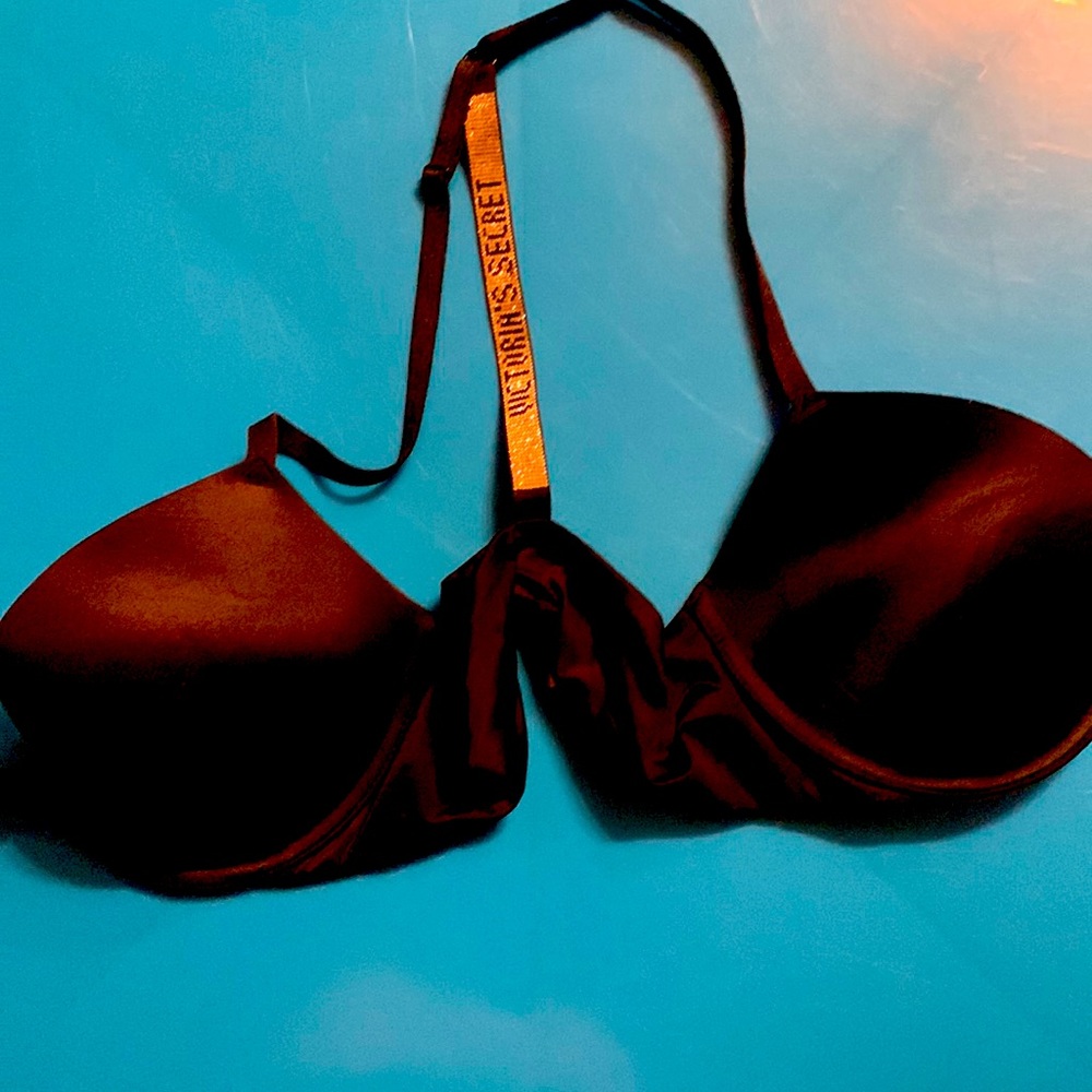 Brand new 32D Victorias Secret Beautiful Bra